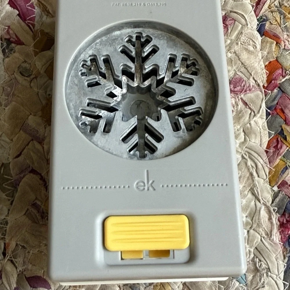 EK Tools SNOWFLAKE Paper Punch Puncher (2013) 2 1/2 Inch‎